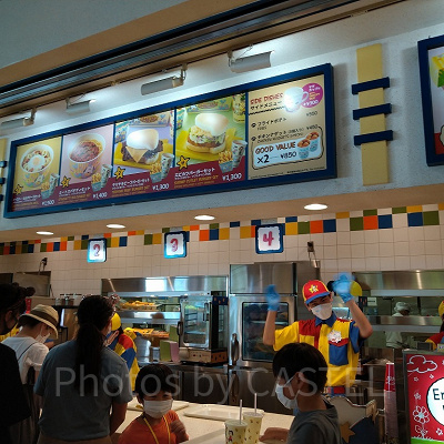 マスク姿のレストランクルー