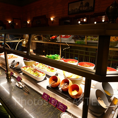 香港ディズニーランドのレストラン：エクスプローラーズ・クラブ・レストランではセミブッフェを楽しめる