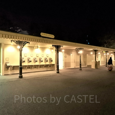 バス・ターミナル近くのお手洗いとロッカールーム