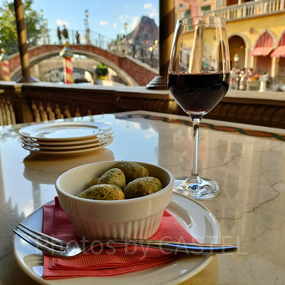 リストランテ・ディ・カナレットからはゴンドラと運河を眺めることができます