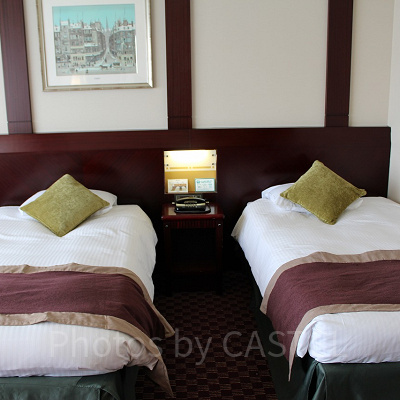 落ち着いた色調の室内