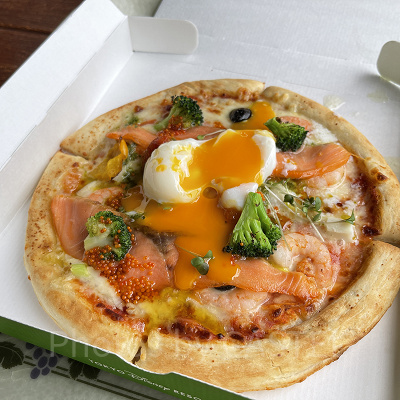 シーフードピッツァ(エッグ＆サーモントラウト)
