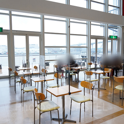 天保山マーケットプレースのフードコートの窓際の席