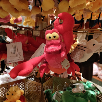 セバスチャンの肩のせぬいぐるみ