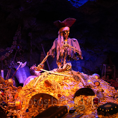 海賊のガイコツたちを眺める