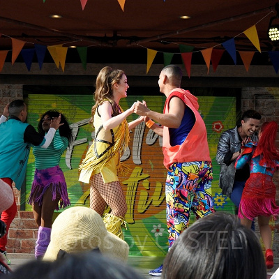 シンガー＆ダンサーの笑顔に見ていて思わず笑顔になりますよ！