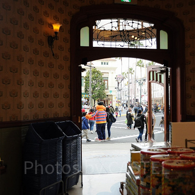 カリフォルニアコンフェクショナリーの外ではセサミキャラクターがグリーティング中