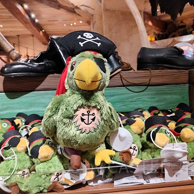 上海ディズニーカリブの海賊グッズ：海賊オウムのぬいぐるみ