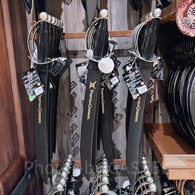 上海ディズニーカリブの海賊グッズ：海賊のサーベル（黒）おもちゃ