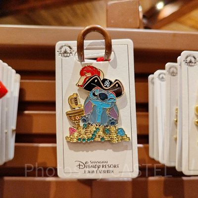 上海ディズニーカリブの海賊グッズ：海賊スティッチのピンバッジ