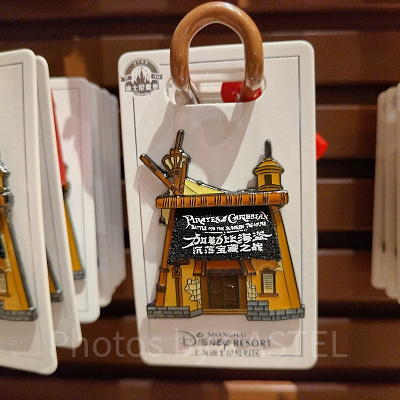 上海ディズニーカリブの海賊グッズ：カリブの海賊入り口デザインのピンバッジ