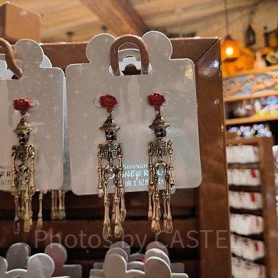 上海ディズニーカリブの海賊グッズ：骸骨のピアス