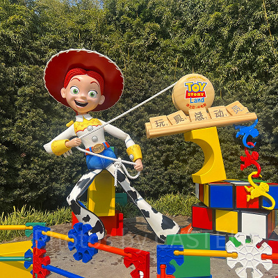 上海ディズニートイストーリーランド：入り口の巨大なジェシーは喋ります！