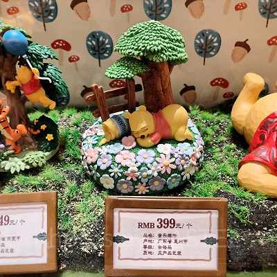 上海ディズニーくまのプーさんグッズ：居眠りプーさんのフィギュア