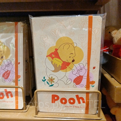 上海ディズニーくまのプーさんグッズ：プー＆ピグレットのバンド付ノート