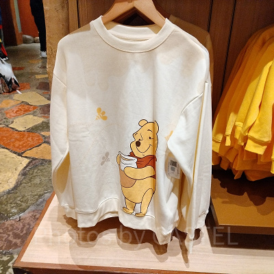 上海ディズニーくまのプーさんグッズ：プーさんとはちみつデザインの白シャツ（大人）