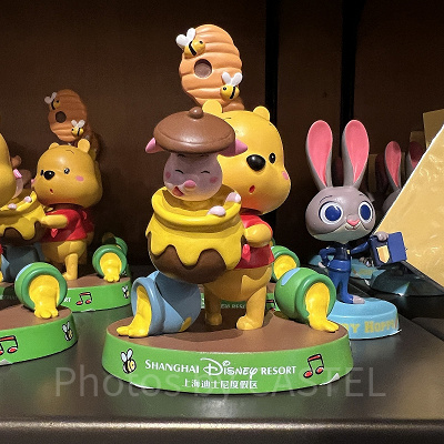 上海ディズニーくまのプーさんグッズ：プーさんとピグレットのフィギュアスタンド