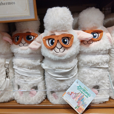 上海ディズニーズートピアグッズ：ベルウェザーのカバー付保温ボトル