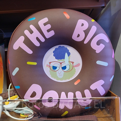 上海ディズニーズートピアグッズ：ビッグドーナツの収納クッション