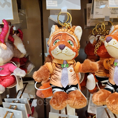 上海ディズニーズートピアグッズ：ニックのガゼルコンサート衣装のぬいぐるみキーチェーン