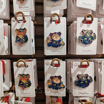 上海ディズニーズートピアグッズ：警官シルエットのピンバッジ