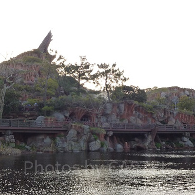 横から見たスプラッシュマウンテンとクリッターカントリー