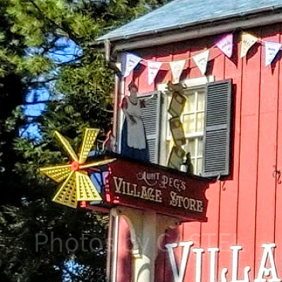 お店の前にある看板・ペグおばさん