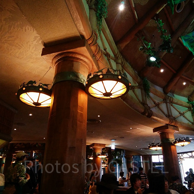 ロストワールドレストランの照明に恐竜のシルエット／USJ