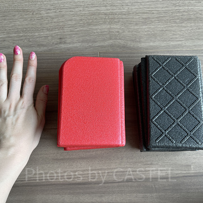 赤と黒のポータブルクッションの大きさ比較