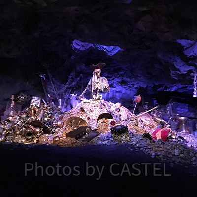 金塊に埋もれるドクロ