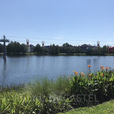 ディズニーアートオブアニメーションリゾートから見えるスカイライナー