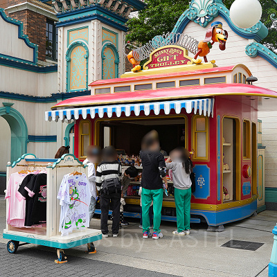 スリンキー・ドッグのギフトトロリー