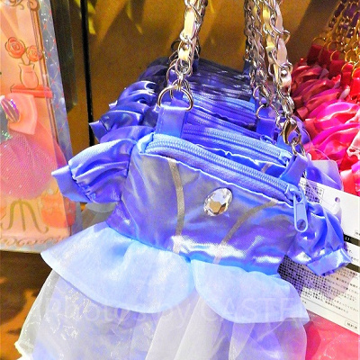 ドレスをモチーフにしたスマートフォンケース