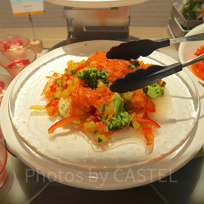 スモークサーモンと彩り野菜のサラダ