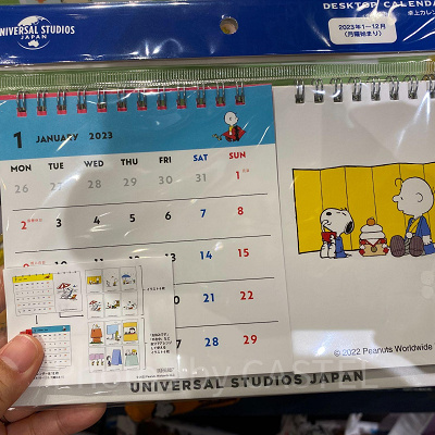 2023年版・スヌーピーの月めくり卓上カレンダー