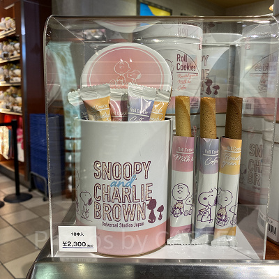 スヌーピーの缶入りロールクッキー