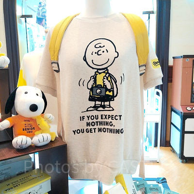 スヌーピーのキャンバス生地リュックサックとトップスのコーデ