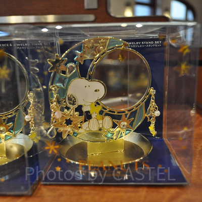 スヌーピーの月型ジュエリースタンド