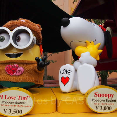 スヌーピーのポップコーンバケツ（右）