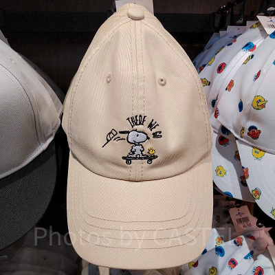 スヌーピーの夏グッズ「JOE SKATEBOARD」ベージュキャップ