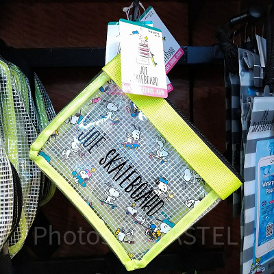 スヌーピーの夏グッズ「JOE SKATEBOARD」ビニールポーチ