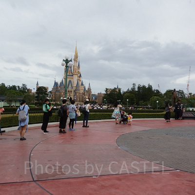 シンデレラ城前の写真撮影時にもソーシャルディスタンス