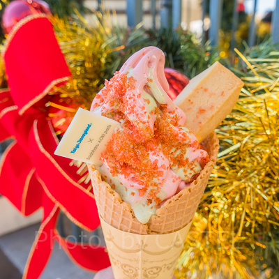 スペシャルソフトクリーム （ストロベリーホワイトチョコ＆ピスタチオソース）