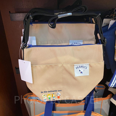 スヌーピーのショルダーバッグ「Be the authentic you.」