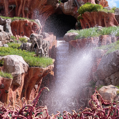 スプラッシュ・マウンテン“びしょ濡れMAX”の水飛沫（2024年撮影）