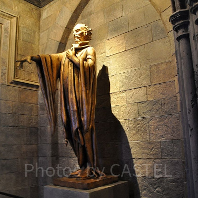 ホグワーツ城内の像／USJ