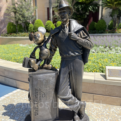 ディズニーシーにあるストーリーテラーズ像