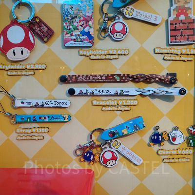 ストラップ（左）、ブレスレット（中央）、チャーム（右下）