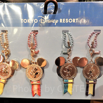 横顔がプリントされたストラップ