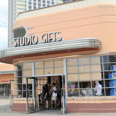 スタジオギフト・イースト（ショーウィンドウ右端の箱がUSJオリジナルBOX）